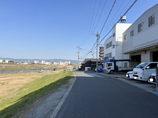 奥は道幅が狭くなっています。