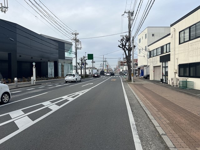 幹線道路沿いになります。