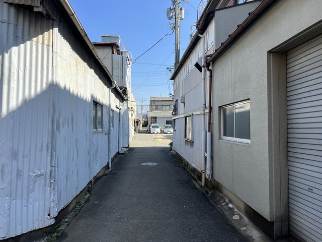 車の通行は出来ません。