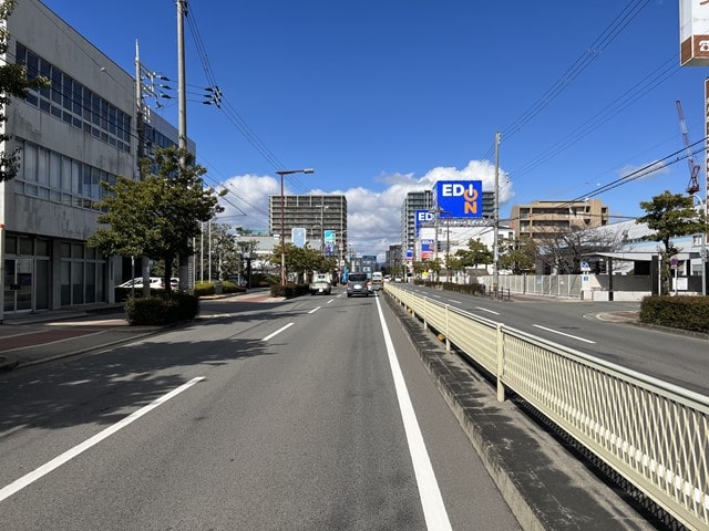 幹線道路沿いとなっております。