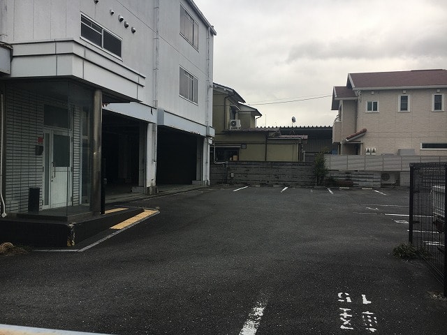 広い駐車場あります。