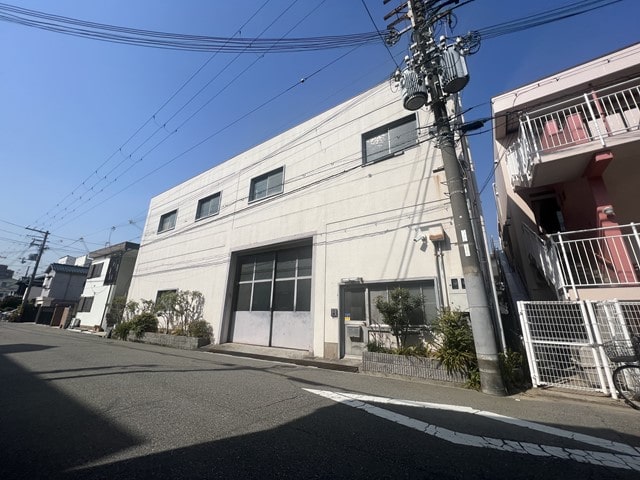 お隣は保育園です。