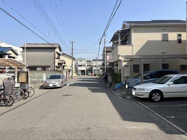 近隣に民家があります。