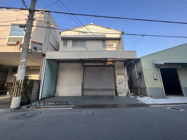 庇付きの居宅付き倉庫になります。