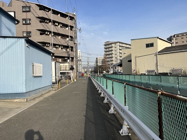 前面道路は一方通行道路となっています。