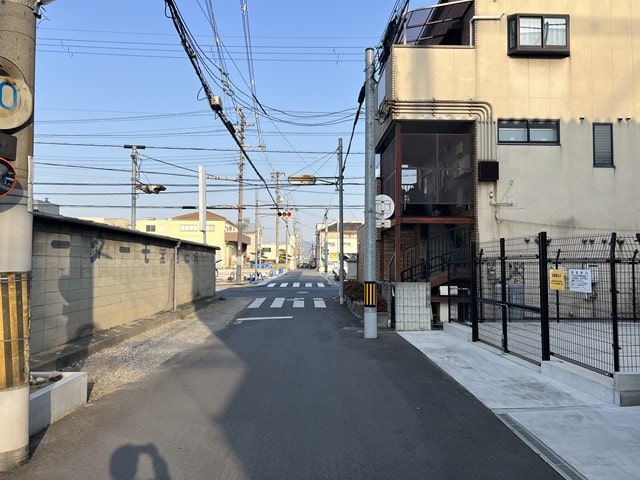 近隣にはドラックストアやスーパーマーケットがあります。