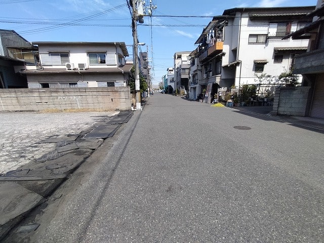 近隣に民家有り