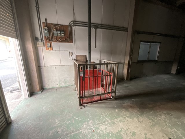 荷物用リフト1基（240㎏）あります。