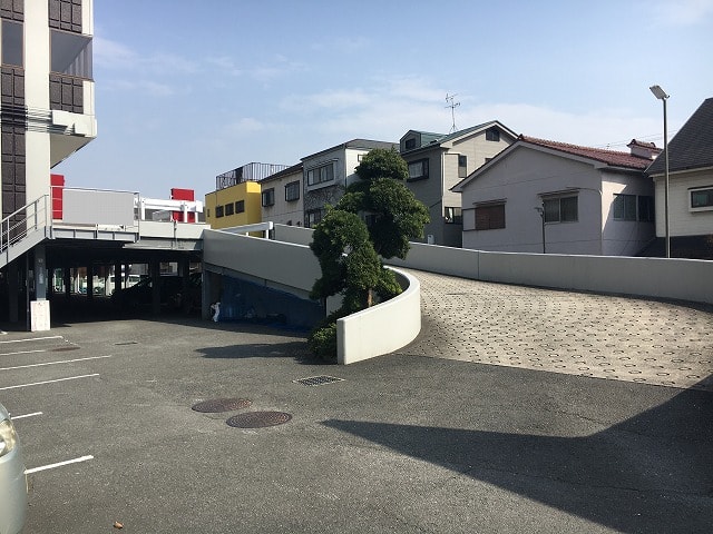 2階に上がるスロープです。