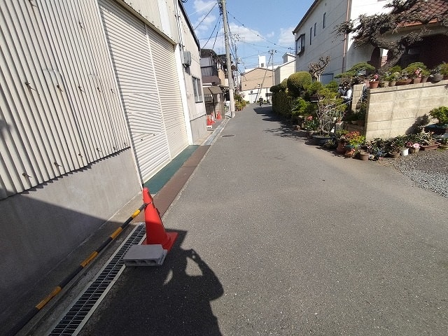近隣に民家有り