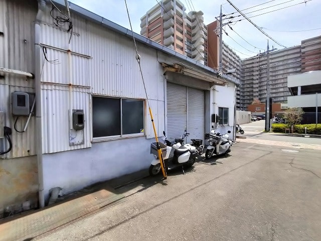 ２面入り口の角地です