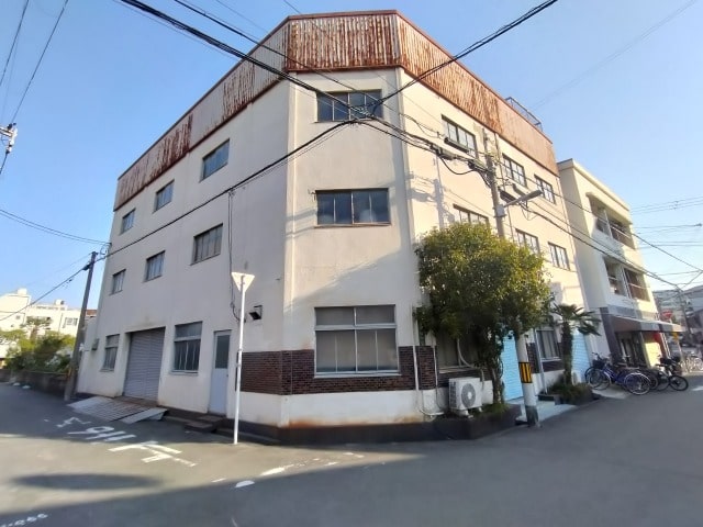 各階190㎡以上の３階建てです。