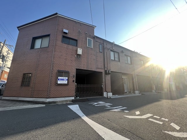 角地の建物になります。