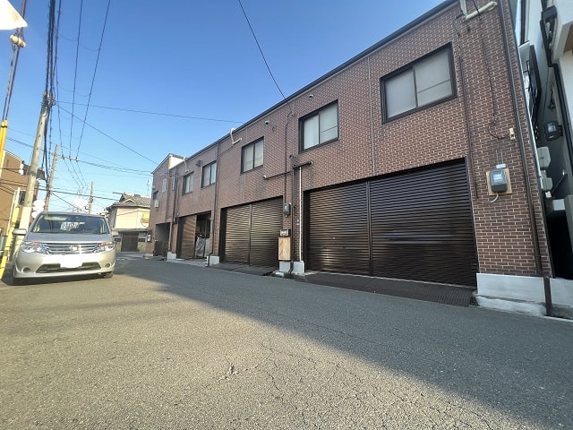 前面道路は一方通行道路になります。