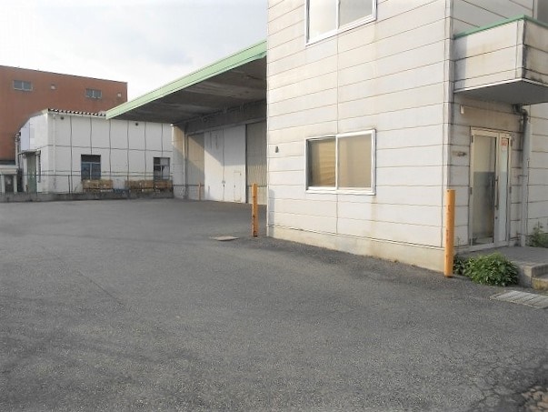 1階建物面積に、庇部分も含まれています。