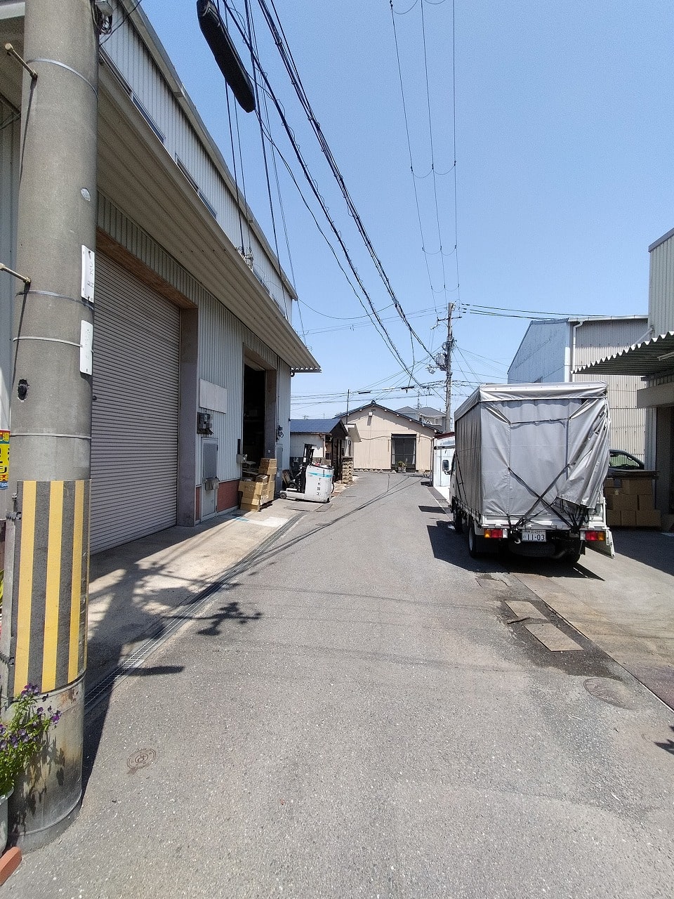 前道少し狭いです。