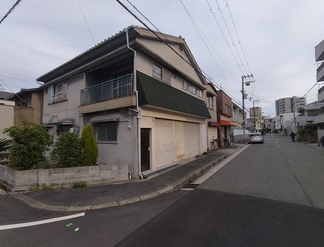 前面は2車線道路