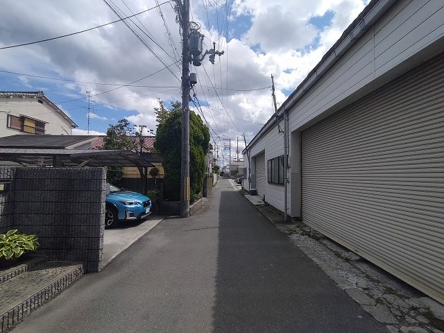 前面道路は乗用車１台通行可能です。