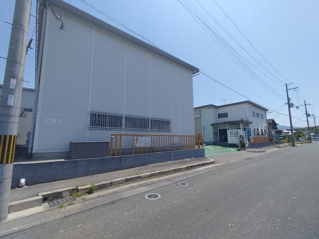 近隣に民家有り