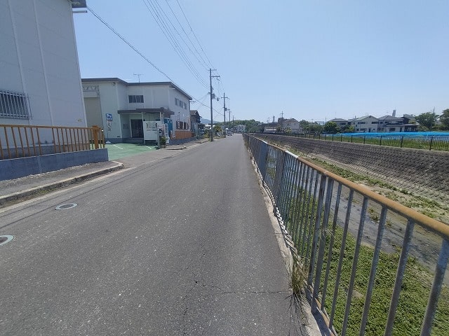 前面道路広めです