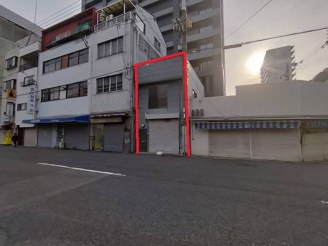 近隣に民家ございます
