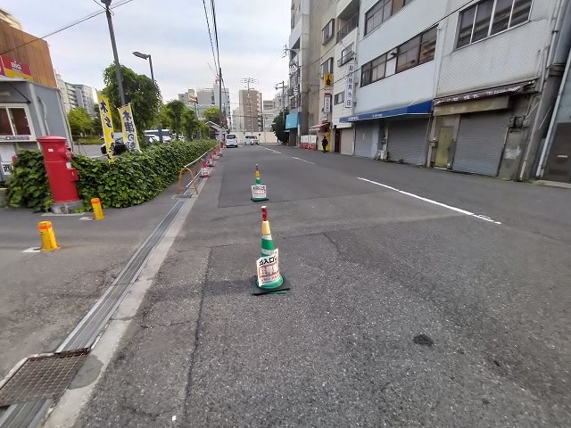 建物手前に商業施設ございます