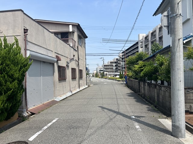 前面道路は一方通行道路になります。