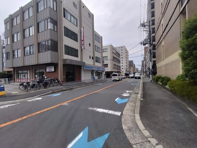 コンビニすぐ近くにございます。