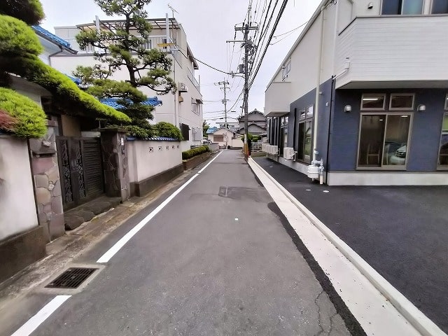 3ｔのショートまでなら通行できそうな道幅です