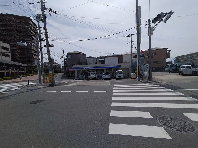 徒歩1分にローソンございます。