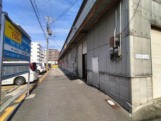 倉庫前にコインパーキングございます。