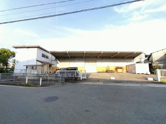 手前2階建て事務所あります