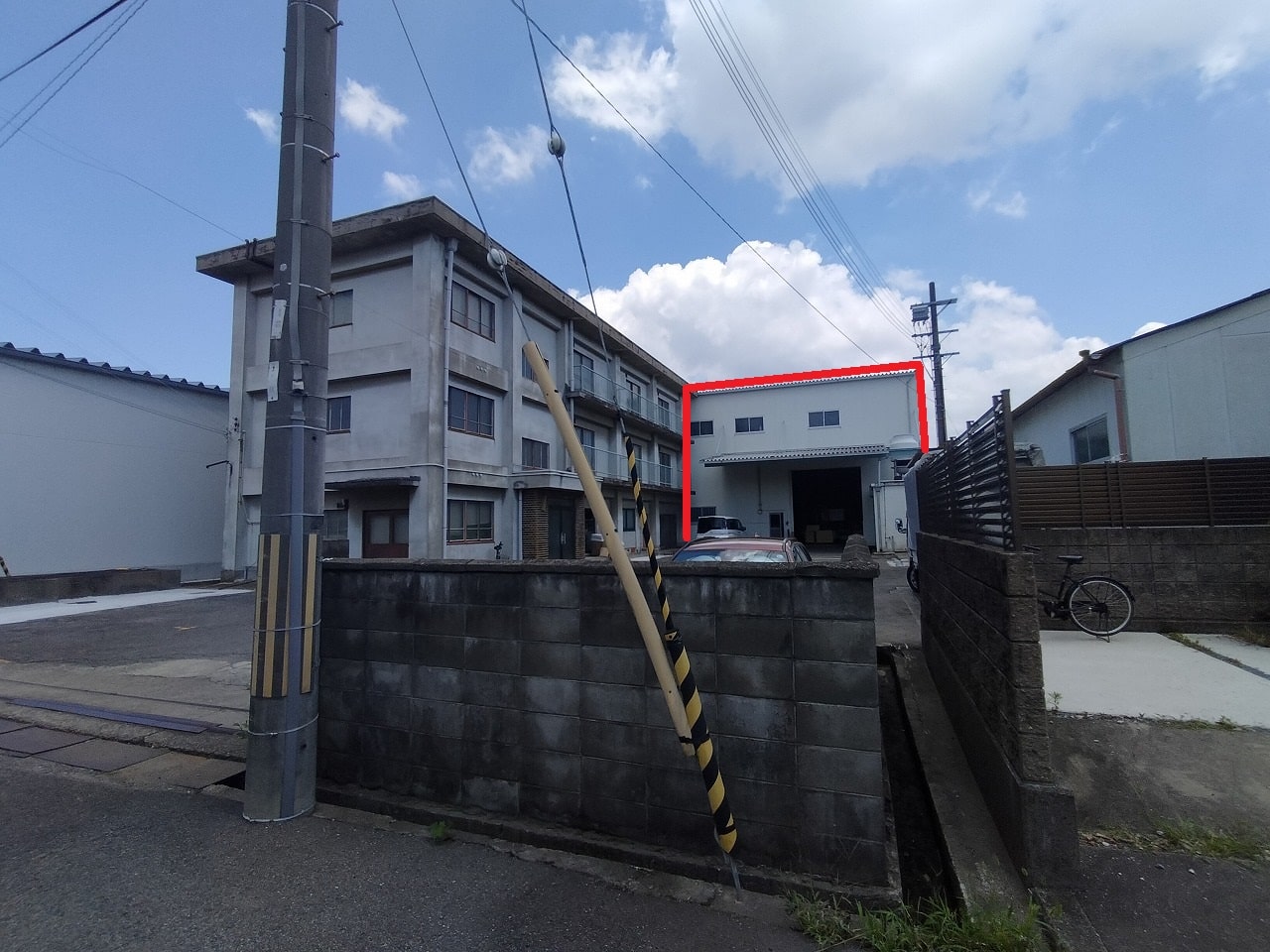 左に見える建物は含まれません