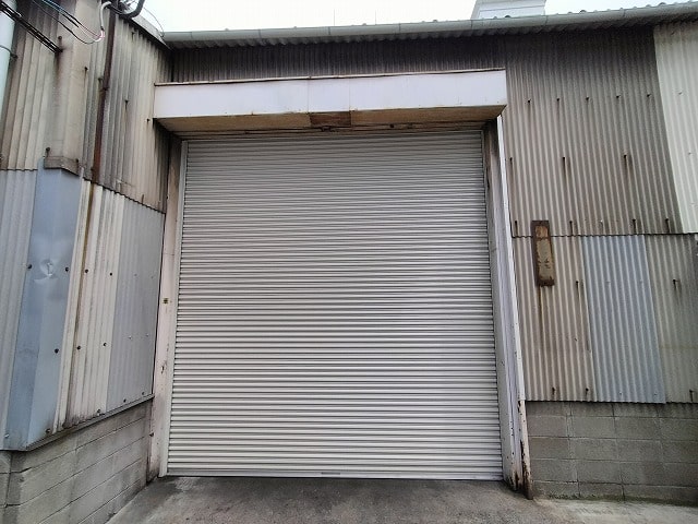 電動シャッター付倉庫工場