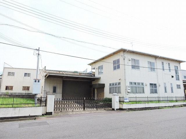 倉庫棟、事務所棟あります。
