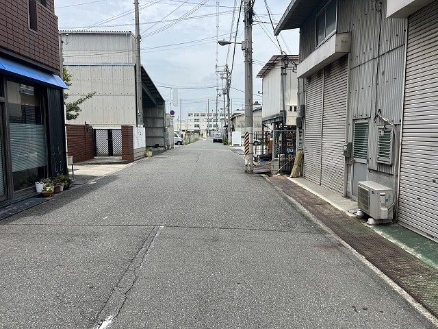 前面道路はギリギリ2ｔ車通行可能です。