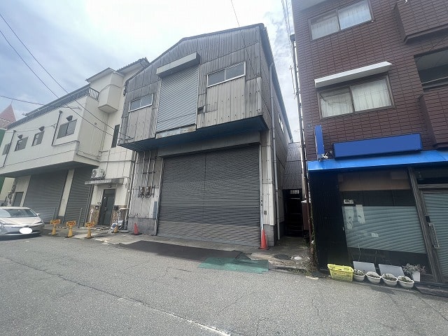 外側は電動シャッターです。