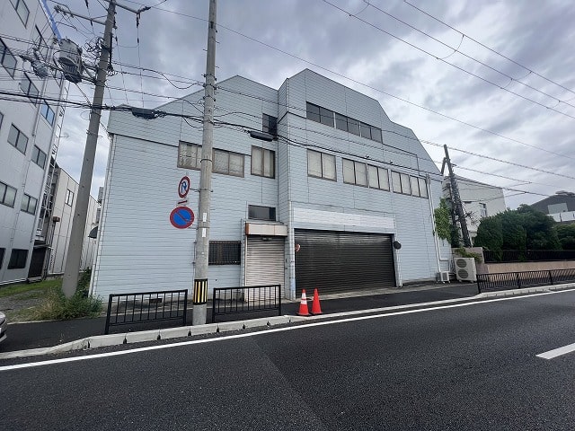 ＪＲ宝塚線の塚口駅から徒歩8分です。