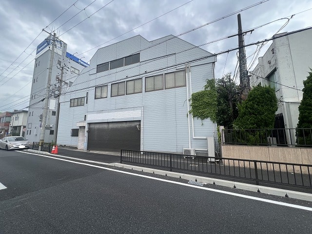 近隣にホームセンターがあります。