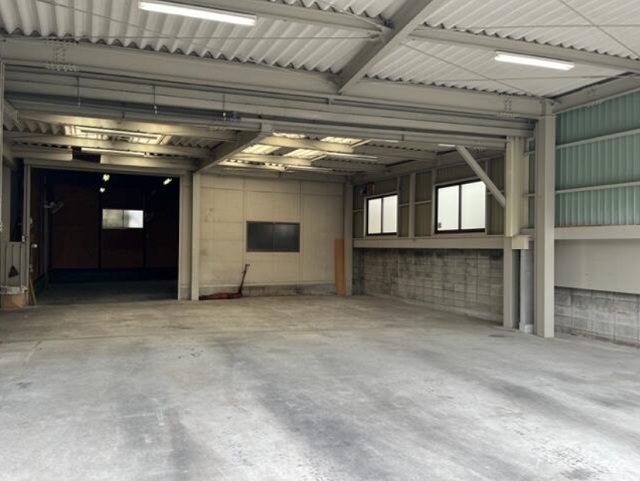 平屋建てになります。
