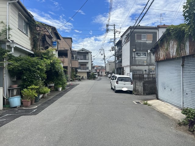 おくは道幅が狭くなっています。