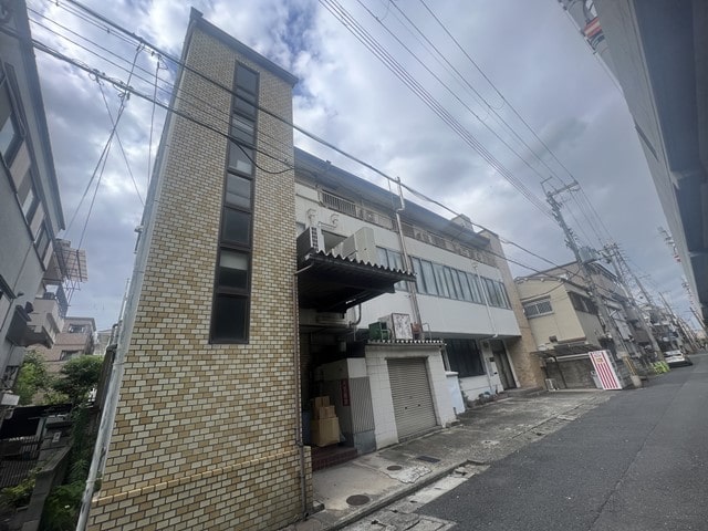 荷物用リフト1基あります。