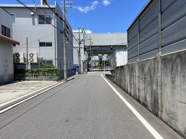 前面道路は一方通行道路になります。
