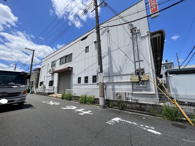 建物横にもシャッターがあります。