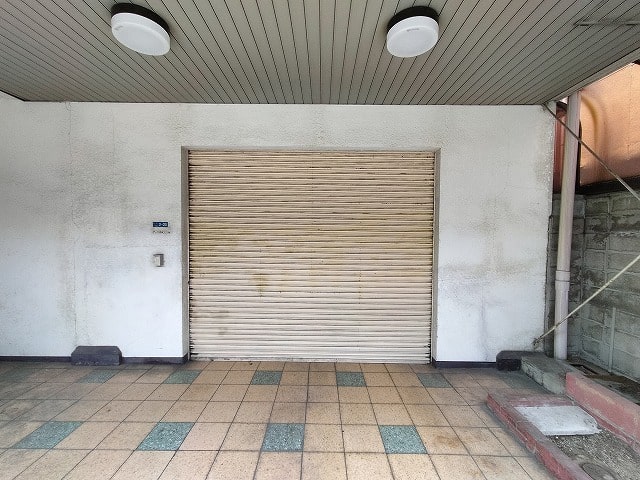 1階　電動シャッター付