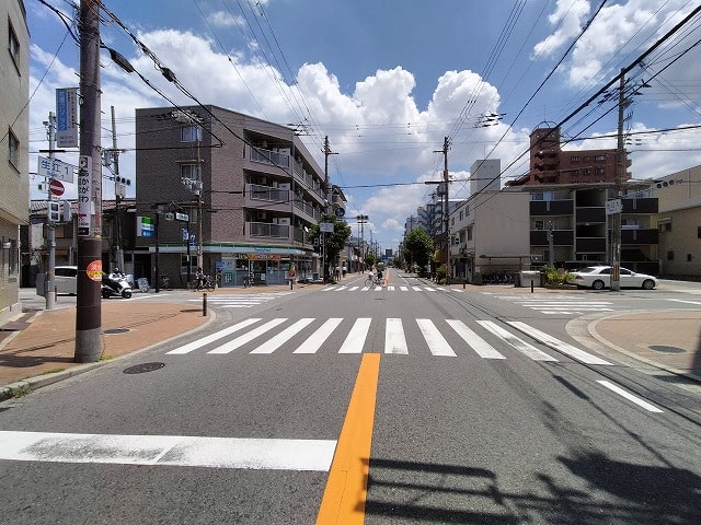 すぐ近所にファミリーマートございます