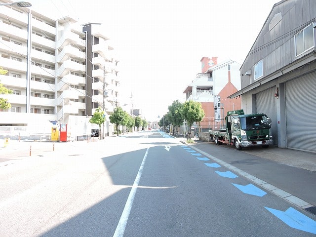 前面道路も広くトラックの使用も可能です。