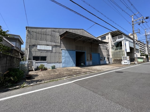 前面に一部私道負担部分あり