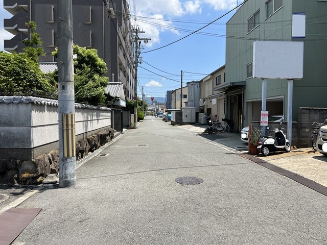 近隣に民家があります。