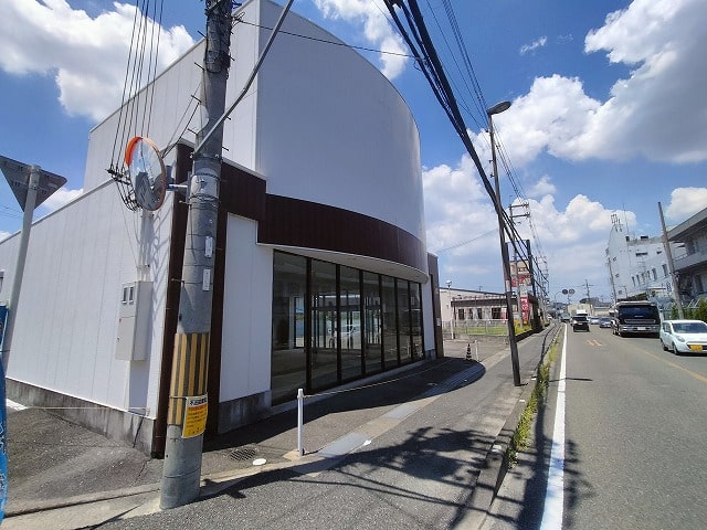 付近には商業施設多数ございます。